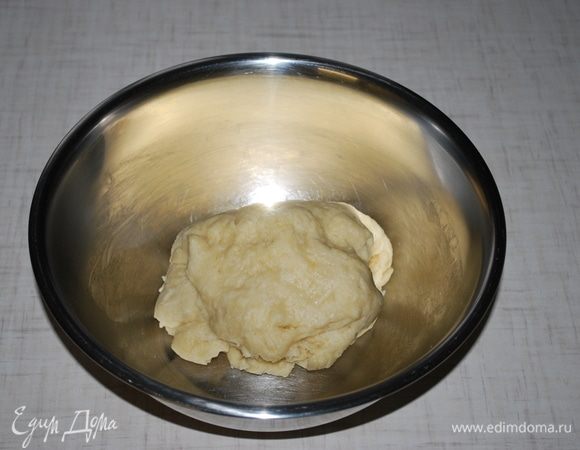 Замесила тесто, накрыла пленкой и убрала. Займемся начинкой.