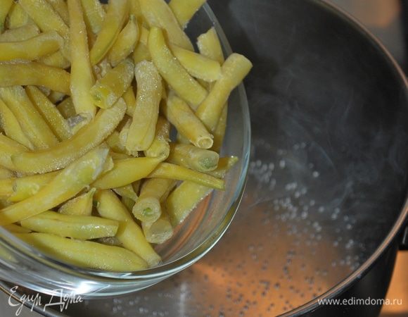 Стручковую фасоль кладем в закипевшую подсоленную воду, варим ее до полумягкого состояния или до такого состояний кто как любит. У меня замороженная стручковая фасоль.