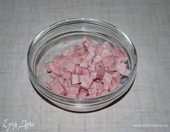 Ветчину режем крупными кубиками.