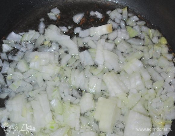 Обжарим лук до золотистого состояния.