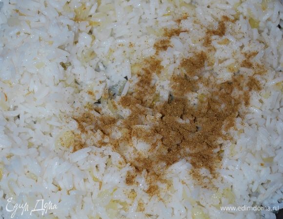 К обжаренному луку добавим рис, я добавила щепотку кумина — мы его любим, можно добавить перец или другие специи, которые вам по вкусу.