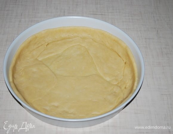 Раскатываем тесто и кладем в форму, форму я не смазывала, в тесте достаточно масла.