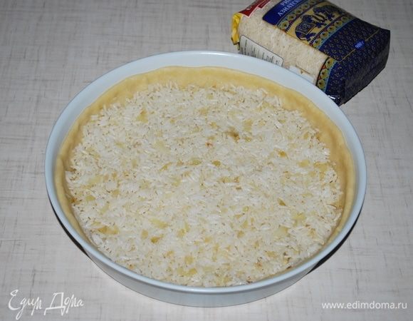 Выкладываем слой риса.