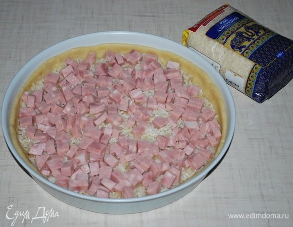 Сверху риса выкладываем ветчину.