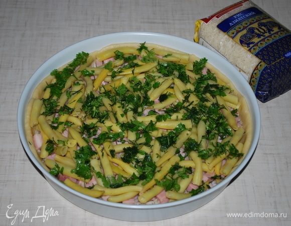 Стручковую фасоль и зелень.