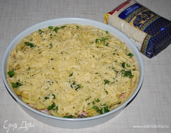 Сверху фасоли посыпаем сыр.