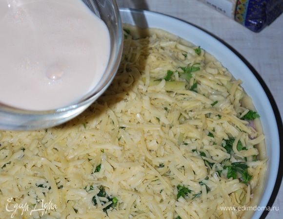 Делаем заливку для пирога.В сливки добавляем одно яйцо, перемешиваем и заливаем пирог.