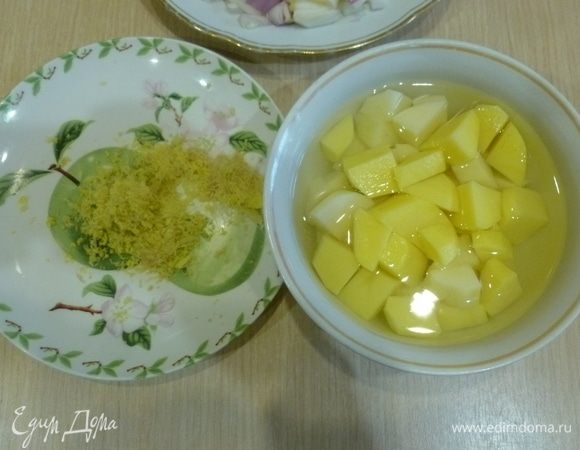 Картофель нарезать кубиками и положить в холодную воду.