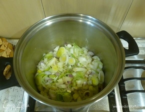 Разогреть в кастрюле с толстым дном масло, положить лук, порей, чеснок, имбирь, чили и жарить, помешивая, 5-7 минут.