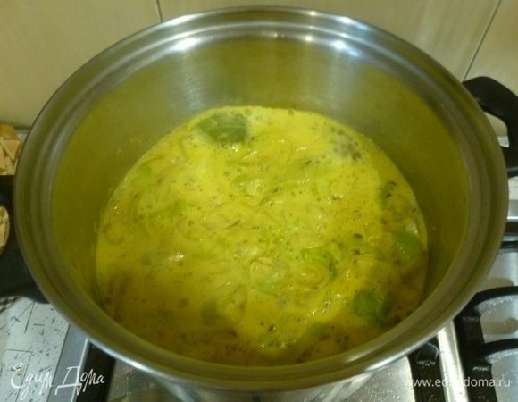 Добавить куркуму, кориандр, лавровый лист и жарить еще 1 минуту. Добавить в кастрюлю горох, бульон и довести до кипения. Варить 1 ч 15 минут.