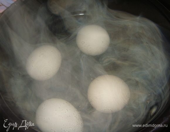 Яйца отварить до готовности.
