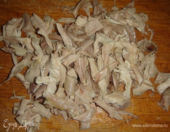 Сварившееся куриное мясо немного остудить и разделить руками. В бульон выложить картофель, нарезанный соломкой. Минут через 10 выложить обжаренные лук и морковь.