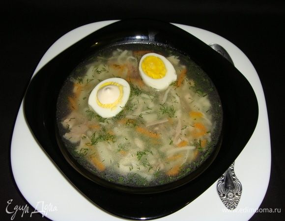 Лапшу разлить по тарелкам, положить по 1/2 вареного яйца и посыпать укропом. Приятного аппетита!