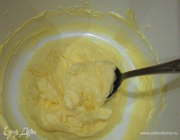 Поместите размягченное сливочное масло в чашу миксера с насадкой венчик и взбейте на средней скорости, чтобы смягчить его.  
Постепенно добавьте сахар и ваниль, продолжайте взбивать, пока смесь не станет гладкой и сливочной, но не воздушной.