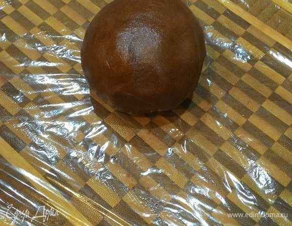 Добавьте муку порциями. Пьер Эрме: «Суть заключается в том, чтобы смешать тесто как можно осторожней — легкое прикосновение — это то, что придает печенью свою особенность». Как только вмешаете всю муку, разделите тесто пополам, сформируйте каждую половинку в шар и оберните пищевой пленкой. Охладите 30 минут. 