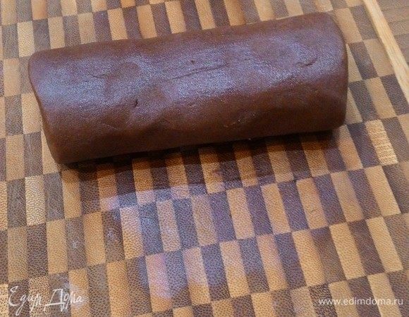 Работайте на гладкой поверхности. Необходимо сформировать колбаску толщиной 4 см, длиной 19 см. Оберните пищевой пленкой и охладите 1–2 часа.