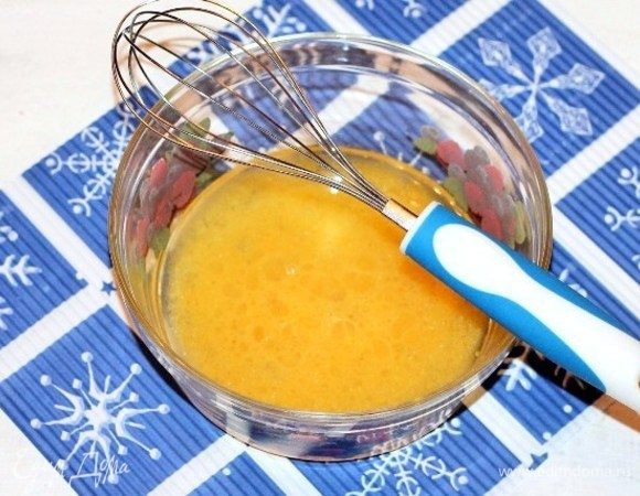  Взбить яйцо с растительным маслом. 
