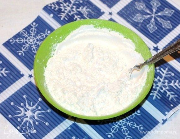 Просеянную муку смешать с разрыхлителем и ванильным пудингом. 
