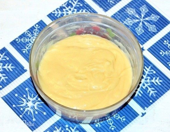 Ввести небольшими порциями мучную смесь в жидкую. Взбить миксером с помощью насадок для теста.
