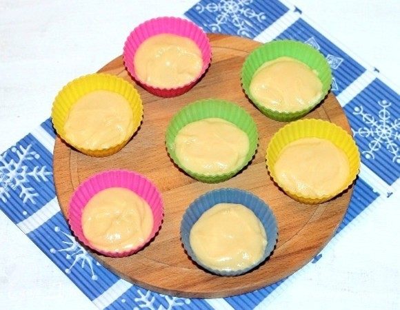 Закрываем джем, 1 ч. л. теста. Формочки заполняем на 2/3 объема.
