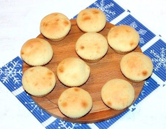 Ставим противень с формочками в хорошо разогретую до 190°С духовку на 20 минут или до готовности кексов. Проверяйте после 20 минут выпечки, кекс на «сухую спичку». Верх кекса после выпечки, остается светлым.
Немного остывшие кексы выкладываем из формочек на решетку, остывать. Сверху накрываем сухим полотенцем.