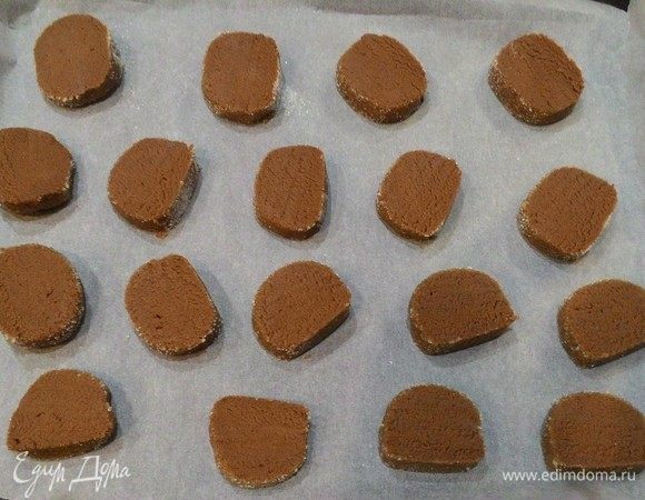 Получившиеся колбаски разрезать да диски толщиной 1,5 см. Выпекать 15–18 минут.