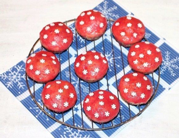 Охлажденные кексы макаем в помадку и кладем на решетку .
