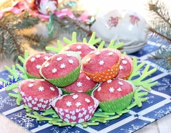 Немного просохшие кексы, украшаем кондитерским декором или сахарной пудрой.
