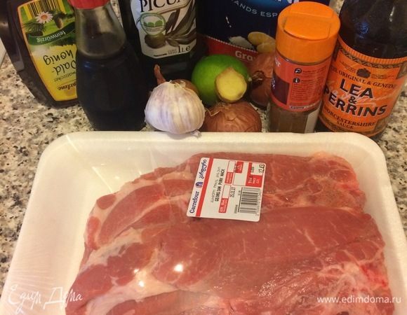 Для этого рецепта я обычно покупаю шейку. Соевый соус у меня концентрированный (поэтому  корочка у мяса темная) и не очень соленый. Если ваш соевый соус соленый, тогда соль можно не добавлять.