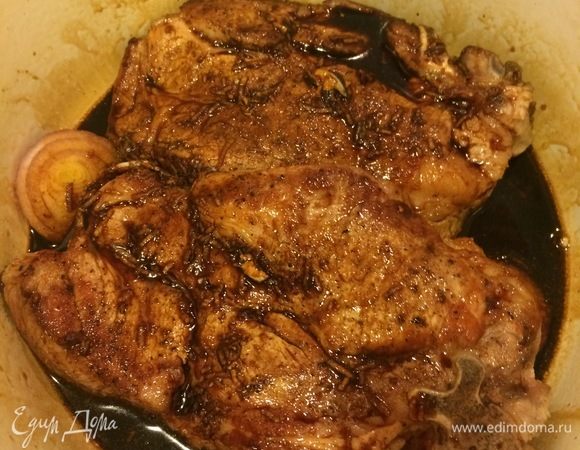 Полить мясо маринадом, накрыть крышкой и отправить в духовку на 3–3,5 часа. Спустя 1,5 часа достать чугунок, перевернуть куски и отправить опять в духовку.
