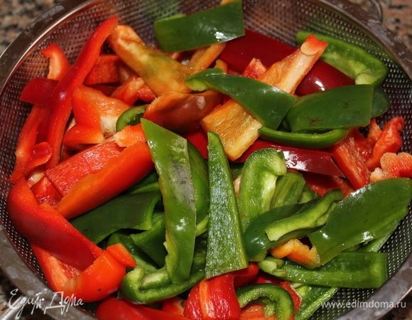 Помыть болгарские перцы, убрать серединку с семечками и белые перегородки. Нарезать на продольные дольки. У меня перцы были крупные. Если средние, то берите 4 шт.
