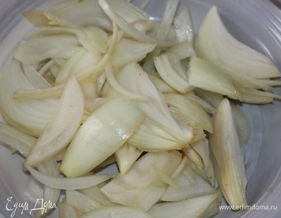 Очистить луковицу, нарезать продольными дольками.