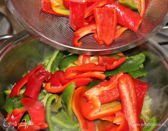 По истечении 10 минут всыпать нарезанный перец, перемешать и томить под закрытой крышкой 30 минут, периодически перемешивая.