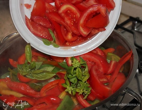 Прошло 30 минут с того момента, как мы добавили перец. Теперь добавляем помидоры и базилик.