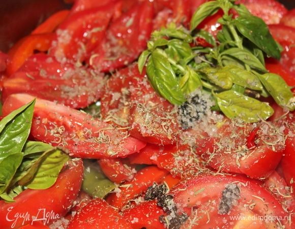 Следом добавляем соль, пеперончино, нарезанный колечками, сушеный тимьян. Соль у меня серая морская крупного помола с базиликом, но вы используйте любую. Накрыть крышкой и томить еще 20 минут на медленном огне, периодически перемешивая.