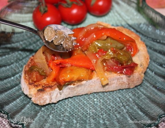 Натереть немного брускетту с одной стороны  зубчиком чеснока. Выложить теплую пеперонату и каперсы. Вот ссылка на рецепт пеперонаты: https://www.edimdoma.ru/retsepty/108619-peperonata-prostaya.