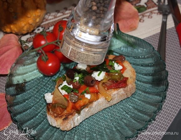 Добавить оливки, брынзу или рикотту (а можно и обычный творог), свежемолотый перец, порубленную петрушку.