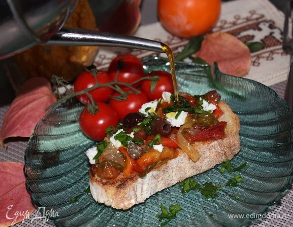 Щедро полить оливковым маслом Extra Virgin.