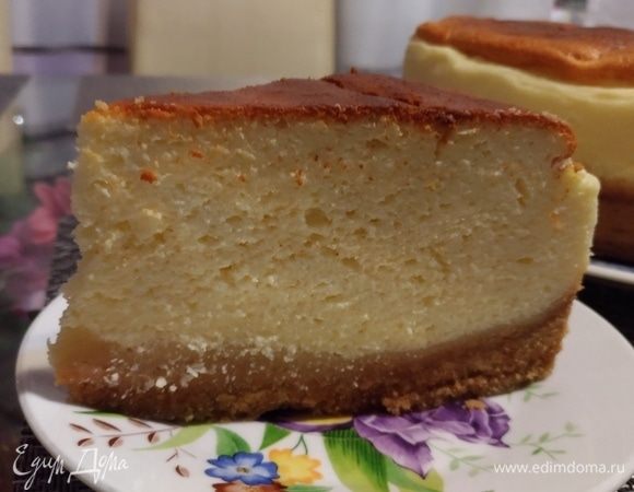 Духовку разогреть до 180–190°С. Печенье покрошить на мелки кусочки и перемолоть в блендере. Если блендера нет, то с помощью толкушки для пюре. Сливочное масло растопить и добавить в печенье. Если вы любите, чтобы корж был посуше, то масла, соответственно, меньше, корж получится, как песочное тесто. А если любите, чтобы корж был более плотным, сочным, то сливочного масла побольше.