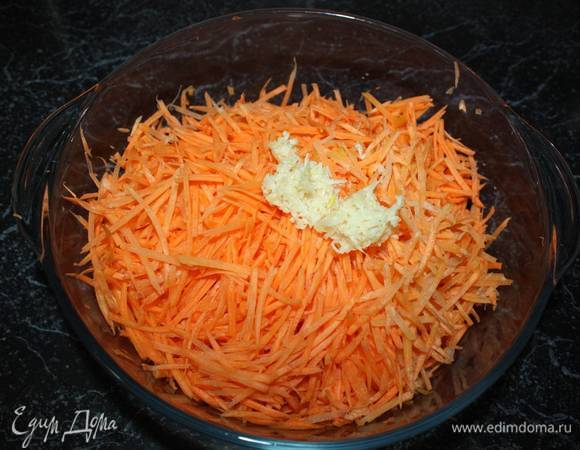 Добавим измельченный (в данном случае натерла на мелкой терке) чеснок. Тщательно перемешаем. 