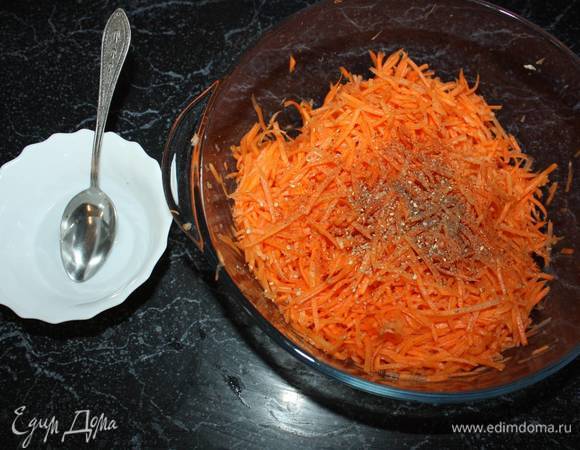 Далее добавим уксус, сахар, соль, кориандр, черный и красный перец. Все тщательно перемешаем. 