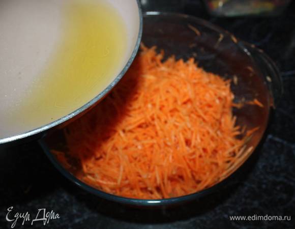 Далее нужно полить сильно разогретым растительным маслом. 