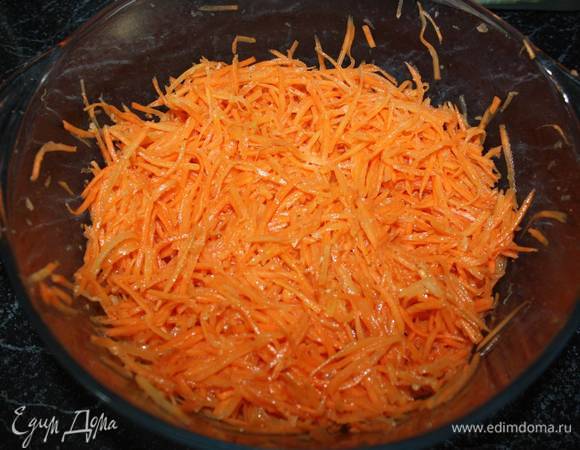 Все перемешать, накрыть крышкой и дать постоять. 