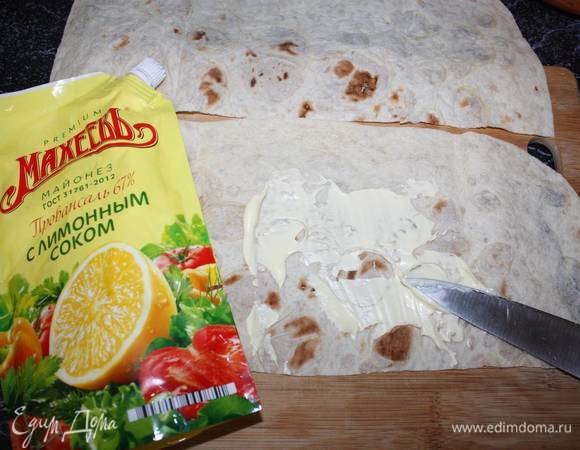 Берем лаваш, смазываем майонезом с лимонным соком ТМ «МахеевЪ». 