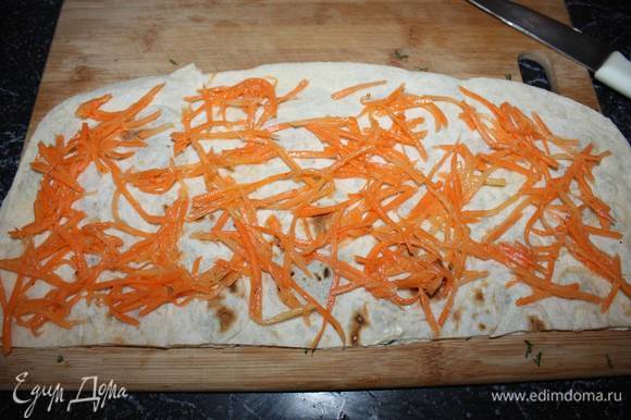 Далее выкладываем слой моркови по-корейски.