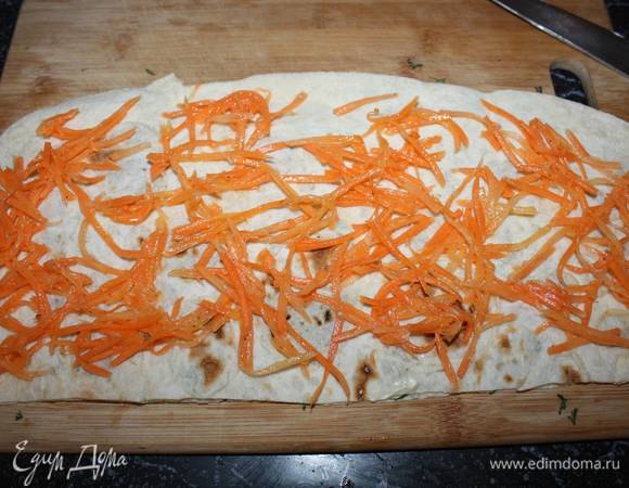Далее выкладываем слой моркови по-корейски. 