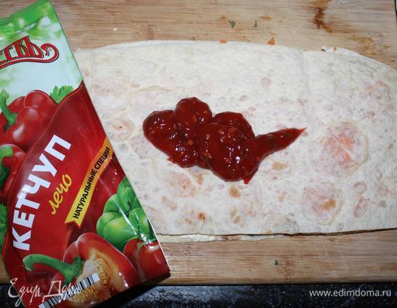 Берем следующий пласт и кетчуп «Лечо» с кусочками овощей ТМ «МахеевЪ»