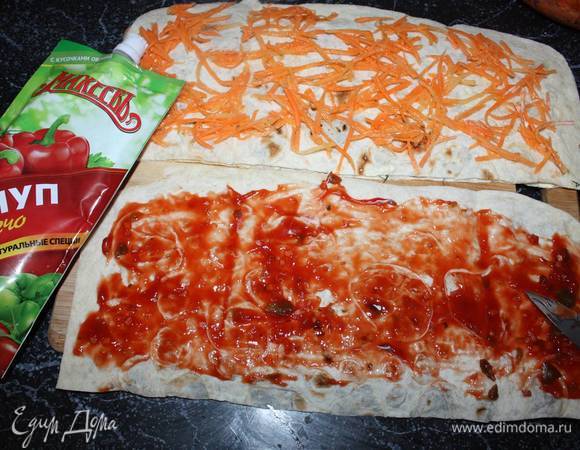 Смазываем кетчупом всю поверхность. 