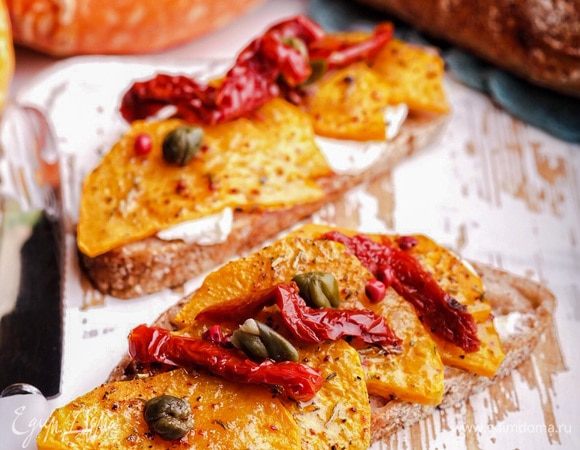 Добавить вяленые томаты и каперсы. Подавать теплыми.