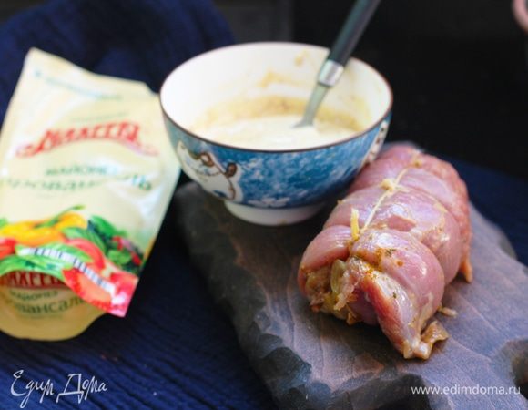 Выложить начинку на пласт мяса, пласт свернуть рулетом и связать шпагатом. 
Приготовить маринад. Выдавить чеснок в майонез ТМ «МахеевЪ», добавить масло, горчицу, смешать. Полученным маринадом смазать заготовку со всех сторон. Лоток с рулетами затянуть пищевой пленкой и поставить в холод на ночь. За ночь часть маринада впитается. 
Утром снять излишки маринада бумажным полотенцем.